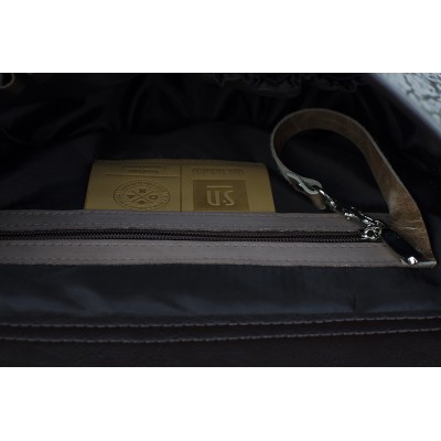 skórzana torebka wewnątrz