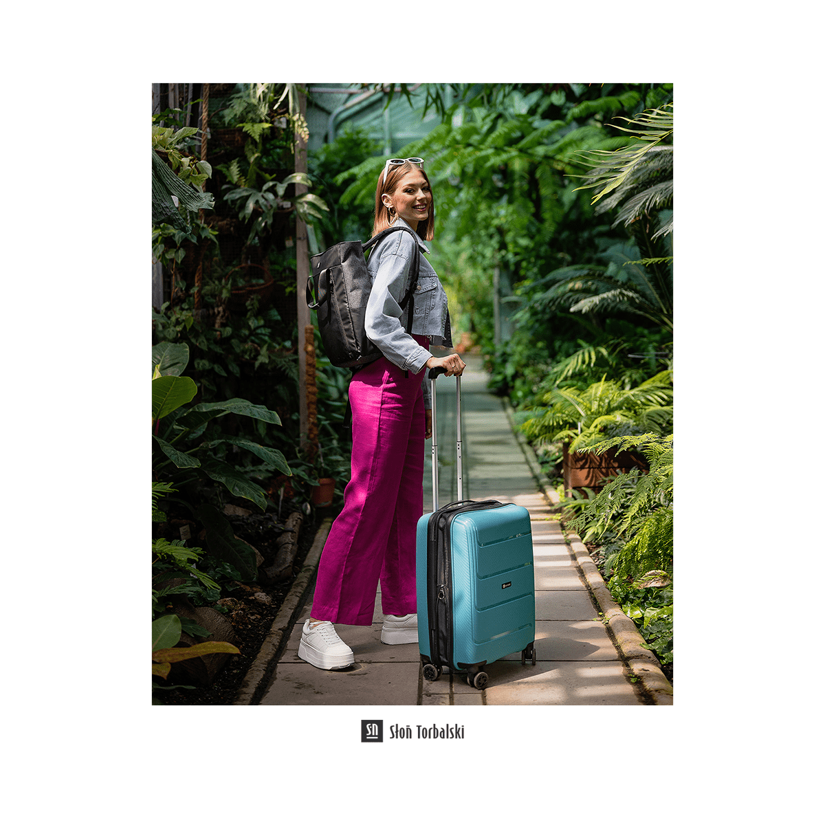 Niebieska walizka kabinowa z polipropylenu poszerzana Hard Class