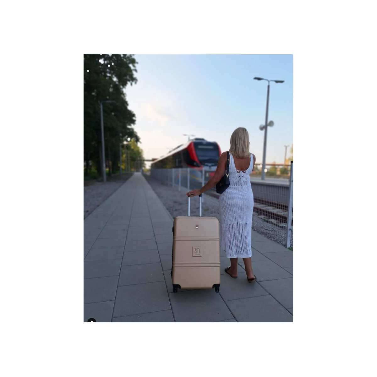 Złota duża walizka 75 cm poszerzana  Art Class Collection