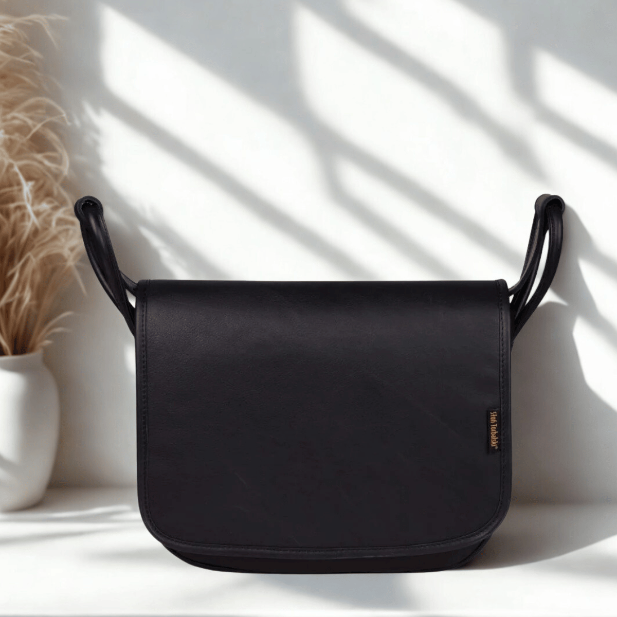 czarna listonoszka skórzana 00-682-0101-E10-011710 (1).jpg