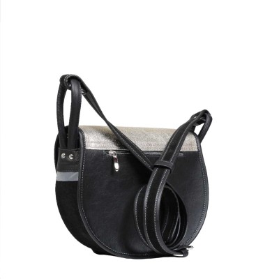 czarna torebka ze złotym akcentem