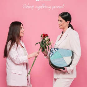 💐 Dzień Mamy to idealna okazja, by podziękować za miłość, troskę i codzienne wsparcie ❤️
Podaruj swojej Mamie coś wyjątkowego - elegancki i ponadczasowy prezent, który będzie jej towarzyszył każdego dnia ✨

W 🐘 Słoniu Torbalskim znajdziesz szeroki wybór galanterii skórzanej - stylowe torebki, plecaki, portfele i dodatki, które zachwycą każdą Mamę 🎁👜

Niech ten dzień będzie pełen uśmiechu, ciepła i pięknych gestów 🌸

#DzieńMamy #SłońTorbalski #PrezentDlaMamy #GalanteriaSkórzana #PomysłNaPrezent