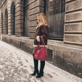 @giuliettes_diary w zimowej scenerii z naszą shopperką w kolorze czerwonym. Można ją nosić na dwa sposoby. ♥️ 

| winter outfit | polish leather brand | red leather bag shopper |