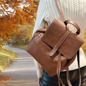 🍁 Złota jesień w eleganckim wydaniu🍂
.
Plecak skórzany Esterka to połączenie klasy i funkcjonalności – wykonany z naturalnej brązowej skóry, idealnie komponuje się z ciepłymi barwami jesieni. 🤎
.
Stylowy, poręczny i niezwykle kobiecy – pomieści wszystko, czego potrzebujesz na co dzień, dodając Twoim stylizacjom nuty jesiennej elegancji. ✨
#SłońTorbalski
.
#złotajesień #skórzanyplecak #elegancjanacodzień #jesiennystyl #polskamarka #slowfashion #autumnvibes #fashion #moda #galanteriaskórzana #jakość #ponadczasowość #uniwersalność #colors