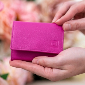 Minimalizm, który robi różnicę 👛✨

Portfel Słonia Torbalskiego to idealne rozwiązanie na najpotrzebniejsze rzeczy - zmieści się nawet w małej torebce, nie tracąc przy tym stylu 🤎

Praktyczny, kompaktowy i dostępny w różnych kolorach – wybierz swój ulubiony!

#SłonTorbalski #Minimalizm #MalaTorebka #SkorzanyPortfel #StyloweDodatki