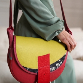 Nowy Rok to idealny moment na nowe początki - i właśnie z tą myślą wracamy do naszego kultowego modelu torebki Freshman od Słonia Torbalskiego! 👜🥰💚
.
 To jeden z tych projektów, który nie wychodzi z mody i od lat towarzyszy Wam na co dzień! ❤
.
Freshman łączy wygodę, charakter i ponadczasowy styl, dzięki czemu świetnie sprawdza się zarówno w pracy, w szkole, jak i podczas miejskich wyzwań. ✨
.
Niech w Nowym Roku stanie się symbolem dobrych wyborów, funkcjonalności i rzeczy, które po prostu zostają z nami na dłużej. ☺️👜
#SłońTorbalski 
.
#galanteriaskórzana #skóranaturalna #ponadczasowość #NowyRok