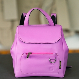 Róż, który mówi więcej niż tysiąc słów 🌸

Plecak Zoya w kobiecym odcieniu to idealny akcent na Dzień Kobiet - delikatny, ale z charakterem 🥰🐘

Łączy wygodę z elegancją, dzięki czemu sprawdzi się zarówno w biegu przez miasto, jak i podczas spokojnej kawy z przyjaciółką ☕

Wykonany z wysokiej jakości skóry naturalnej, dopracowany w każdym detalu, pojemny i wygodny - bo siła kobiet idzie w parze z funkcjonalnością.

A może w tym roku prezent dla siebie? 💕
#Słońtorbalski 

#DzienKobiet #RozowyStyl #SkoraNaturalna #PrezentDlaNiej