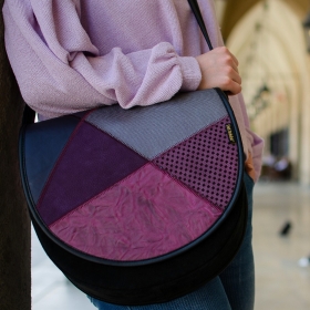 💜 Listonoszka Zuza – elegancja z nutą krakowskiego charakteru ✨
.
Ręcznie szyta w Krakowie, z naturalnej skóry, z patchworkową klapą w odcieniach różu i fioletu 🌸
Idealna na spacer po krakowskim Rynku – tam, gdzie tradycja spotyka się z nowoczesnym stylem 🏰
.
To piękne, że tworzymy społeczność, która potrafi rozpoznać się po torebkach– po wyjątkowych detalach, kolorach i pasji do rzemiosła 💼
Bo Słoń Torbalski to nie tylko marka – to krakowska historia zapisana w skórze.
.
A Ty? Czy Twoja Zuza była już na spacerze po Rynku? 💕
#SłońTorbalski
.
#kraków #madeinkraków #torebkazduszą #patchwork #rękodzieło #skórzanatorebka #listonoszka #modnapolska #polskamarka #krakowskiklmat #zuzabysłońtorbalski #fashioncommunity #poznajmysiępotorebkach #galanteriaskórzana #skóranaturalna