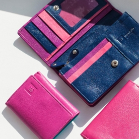 Portfele od Słonia Torbalskiego to idealny wybór, jeśli lubisz dodawać koloru do swojej codzienności! 🌈✨

Z wyjątkową fakturą skóry i żywymi, modnymi barwami, te portfele łączą funkcjonalność z odrobiną radości. Idealne do przechowywania wszystkich najważniejszych rzeczy, a przy okazji świetnie urozmaicają każdy look! 💼💫

Jeśli chcesz, by Twój portfel był nie tylko praktyczny, ale i pełen energii, te modele będą strzałem w dziesiątkę! 🔥

#KolorowyPortfel #SłońTorbalski #KolorowaElegancja #StyloweDodatki #RadosnyDesign