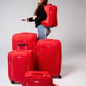 Wszystko, czego potrzebujesz w podróży - w jednym zestawie!❤️
.
Walizka + torba/plecak podręczny od Słonia Torbalskiego to funkcjonalność, wygoda i styl zamknięte w trwałym materiale, który sprawdzi się w każdej trasie.
.
Idealny na city break, delegację i dłuższe wyprawy 🌍
.
Pakuj się bez kompromisów i ruszaj w drogę.🥰
#SłońTorbalski 
.
#podróż #walizka #bagażpodręczny #plecak