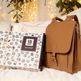 ✨🎅 Macie już prezent na Mikołaja? 🎅✨
.
Jeśli wciąż szukacie czegoś wyjątkowego, praktycznego i pięknego… to mamy podpowiedź 👀👇
.
Plecak KAROL Słonia Torbalskiego sprawdzi się idealnie! 🎁
.
Stylowy, ręcznie wykonany i niezawodny na co dzień - idealny dla kogoś, kogo chcecie naprawdę miło zaskoczyć.
.
Dajcie znać w komentarzu, czy macie już upominki, czy dopiero zaczynacie mikołajkowe polowanie! 🎄💛
#SłońTorbalski 
.

#Mikołajki #prezent #prezentpodchoinkę #galanteriaskórzana #święta #gift #trwałość #dlaniego #dlaniej #choinka #plecak #podarunek #skóranaturalna