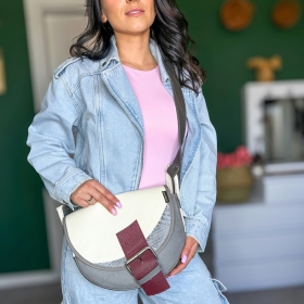 👜🥰 Minimalistyczna forma, naturalna skóra i funkcjonalność, która sprawdza się na co dzień! 👜🥰
.
Freshman Mini to torebka dla tych, którzy cenią ponadczasowy design i wygodę, bez zbędnych dodatków 🤎
.
Z czasem skóra nabiera szlachetnej patyny, a każda torebka staje się jedyna w swoim rodzaju - dokładnie tak, jak jej właścicielka. To model, który dopasowuje się do rytmu dnia i stylu życia 🥰
.
✨ Ręczne wykonanie,
✨ Skóra naturalna,
✨ Kompaktowy rozmiar, który pomieści wszystko, co najważniejsze.
.
💬 A Ty - jak nosiłabyś Freshman Mini: na co dzień czy na specjalne okazje?
#SłońTorbalski 
.
#galanteriaskórzana #skóranaturalna #handmade #torebkaskórzana