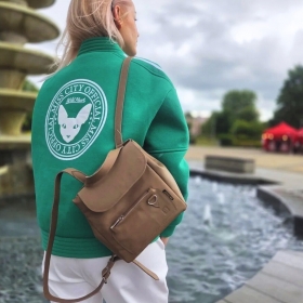 ✨ Ten skórzany plecak to must have każdej podróżniczki i miłośniczki spacerów! 🧳💫
.
Wygodny, stylowy i w pełni personalizowany – dopasuj kolor klapy, korpusu i okuć do swojego stylu.
.
Dzięki bocznym napom sama zdecydujesz o jego wielkości, a dwie dodatkowe kieszonki i półkole na akcesoria sprawią, że wszystko, czego potrzebujesz, będziesz mieć zawsze pod ręką.
.
🌿 Idealny towarzysz miejskich wędrówek i weekendowych wycieczek!
Model: ZOYA
.
#skórzanyplecak #madeinpoland #stylowyplecak #ręcznierobione #minimalizm #podróże #plecaknawyprawę #handmadebags #stylizacja #plecaki #plecakskórzany #plecak #fashion #style #trendy #plener #zoya #fashion #style #trendy #model