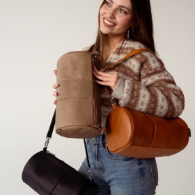 Czasem wystarczy jeden dobrze przemyślany dodatek, by poczuć harmonię między pięknem, wygodą i odpowiedzialnością.
Z tej myśli powstała torebka Tuba.
W naszej krakowskiej pracowni Słonia Torbalskiego dajemy życie fragmentom  skór. Wykorzystujemy to, co pozostało z produkcji innych modeli, tworząc unikalne formy – eleganckie, funkcjonalne i przyjazne środowisku. To nasz sposób na modę, która dba o Ciebie i o planetę.

🌿 trwała – zostaje z Tobą na dłużej, nie znika po sezonie
🌿 praktyczna – wszystko, co potrzebne, masz pod ręką
🌿 wyjątkowa – podkreśla Twój własny styl

Dzięki wymiennym paskom Alix możesz zmieniać wygląd torebki.
 Pozdrawiam, Słoń Torbalski  https://slontorbalski.pl/