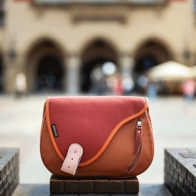 👜🐭 Gdzie tym razem ukryła się nasza mała spryciara - torebka Mouse?
Podpowiedź: słychać tu hejnał, a pod stopami bruk pamięta setki lat historii… ❤️
.
Macie pomysł, gdzie się schowała? 👀
Zostawcie odpowiedź w komentarzu! ⬇️
#SłońTorbalski
.
#zgadnijgdzie #torebkamouse #polskamarka #modazcharakterem #brown #beige #galanteriaskórzana #miasto #modadamska #fashion #style #trendy #autum #jesień #kolory