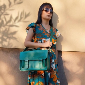 Butelkowa zieleń w najlepszym wydaniu! 🌿👜

Model Brooklyn to synonim elegancji i wygody. Pojemny, uszyty z najwyższej jakości skóry naturalnej, idealny do pracy i na codzienne wyjścia. Kto uwielbia takie klasyczne formy z nutą retro? 🙋‍♀️

Odkryj model Brooklyn na naszej stronie (link w Bio)!

#torbaskórzana #brooklyn #zielonatorebka #leatherbag #retrostyle #eleganckatorba #officeootd #stylizacje #dodatki