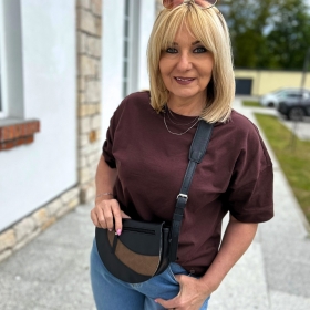 A gdyby tak torebka mogła być dodatkowo nerką? 👜
.
Taką możliwość posiada model: Mała Mi 💙
Możesz nosić ją jak nerkę albo przewiesić przez ramię - dokładnie tak, jak lubisz.
.
Półokrągły kształt, naturalna skóra i swoboda ruchu na każdy dzień 👜🥰
#SłońTorbalski 
.
#galanteriaskórzana #skóranaturalna #torebka #modadamska