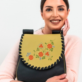 Basia Flo 🐘✨
.
Piękny haft, który dodaje charakteru i wyjątkowości 🥰👜
Miękka, pojemna i dopracowana w każdym detalu - idealna na co dzień! 💛
#SłońTorbalski 
.
#galanteriaskórzana #skóranaturalna #haft #handmade