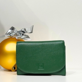 Zielony portfel, który zmienia zasady gry. 🍃✨ 
.
Kiedy myślisz, że nic nie może Cię zaskoczyć, Słoń Torbalski serwuje Ci ten najbardziej pożądany odcień zieleni, który nie tylko przyciąga wzrok, ale sprawia, że każda transakcja staje się przyjemnością! 💚💸
.
Elegancja, styl i odrobina magii w jednym. 
.
Jeśli jeszcze go nie masz, to czas na małą rewolucję w Twojej torebce! 🌿 
#SłońTorbalski
.
#zielonyportfel #mockoloru #stylzcharakterem #galanteriaskórzana
