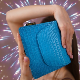 Szukasz czegoś wystrzałowego na Sylwestra, co połączy luksus z wygodą? 😍 
.
Torebka IDA to skórzana perełka, którą możesz nosić na ramieniu lub jako nerkę, dzięki dwóm wymiennym paskom. Wykonana z naturalnej skóry licowej, jest mała, ale niezwykle efektowna - doda blasku każdej kreacji, nawet tej najbardziej odświętnej! ❄👜
.
Dodatkowo kieszeń na karty i dokumenty sprawia, że masz wszystko pod ręką, nie rezygnując z elegancji 💫
.
Zdobądź swoją IDĘ i wzbogać sylwestrową stylizację o odrobinę luksusu i wygody!
#Słońtorbalski 
.
#galanteriaskórzana #sylwester #torebkaskórzana #dodatkiskórzane 
.