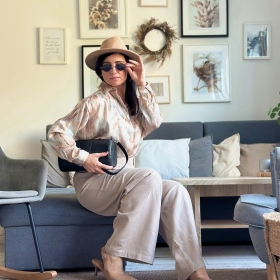 Jedna torebka - nieskończone możliwości 👜✨
.
Torebka tuba od Słonia Torbalskiego to uniwersalny model, który dopasuje się do każdej stylizacji - od casualu, przez miejski look, aż po bardziej eleganckie wyjścia 👜
.
Prosta forma, ponadczasowy design i wygoda na co dzień.
To ten typ torebki, który po prostu zawsze pasuje. 🤎
#SłońTorbalski 
.
#galanteriaskórzana #skóranaturalna #torebkaskórzana #fashion