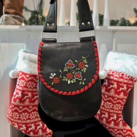 Świąteczna magia w najlepszym wydaniu! 🎄✨ 
.
Haftowana torebka, która idealnie wpasuje się w klimat nadchodzących Świąt. 🎁 Zainspirowana tradycją, z detalami, które przypominają o magii Mikołaja i radości z obdarowywania ✨ 
Idealna na wigilijną kolację, sylwestrową zabawę, albo po prostu jako wyjątkowy element świątecznego looku. 🎉 
Czy już czujecie ten zapach pierników i radość z nadchodzących Świąt? ✨ 
#SłońTorbalski
.
#świątecznystyl #torebkazhaftem #mikołajoweczary #christmasvibes #bag #galanteriaskórzana #skóranaturalna #haft #red #czerwonatorebka #Mikołaj #lights #polskamarka #polishbrand