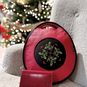 Prezent na ostatnią chwilę? 🎁✨
.
Jeśli wciąż szukasz świątecznego upominku, postaw na pewniaka – klasyka w czerwieni to zawsze sprawdzony prezent ❤️
.
Plecako- torebka Poly + czerwony portfel- duet idealny! 🥰
.
Elegancki, ponadczasowy i idealny pod choinkę 🎄
.
Bo niektóre wybory nigdy nie wychodzą z mody!
#SłońTorbalski 

.
#galanteriaskórzana #skóranaturalna #trwałość #unikalność #ponadczasowość #prezentpodchoinkę #czerwonaklasyka