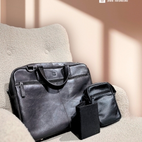 ✨ Elegancka propozycja dla mężczyzny z klasą ✨
.
Szukasz pomysłu na prezent, który naprawdę zrobi wrażenie? 
Postaw na męską galanterię skórzaną od Słonia Torbalskiego! 🐘
.
Stylowy zestaw: torba, saszetka i portfel – wykonane z najwyższej jakości skóry, łączą w sobie funkcjonalność, trwałość i ponadczasowy design.
.
Idealne na co dzień, do pracy, w podróży czy na spotkania biznesowe. 🎁
#SłońTorbalski
.
#galanteriaskórzana #męskistyl #prezentdlaniego #skórzanyzestaw #torbamęska #portfelmęski #saszetkamęska #elegancjamęska #black #skóranaturalna #fashion #casual #beige #soft #gift #prezent #pomysłnaprezent #natural