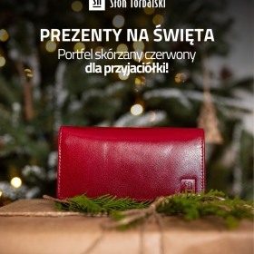 🎄✨ Świąteczne inspiracje prezentowe ✨🎄
.
Szukasz idealnych prezentów pod choinkę? Oto Słoniowe propozycje:
❤️ Dla siostry – czerwony portfel, bo detale mają znaczenie,
👜 Dla teściowej – elegancka Torebka Freshman Mini, klasyka, która pasuje do wszystkiego,
🎒 Dla męża – praktyczny i stylowy plecak Bookpack, idealny na co dzień!
.
Który wybór najbardziej trafia w Wasz gust? 🎁✨
#SłońTorbalski
.
#świątecznyprezent #prezentyświąteczne #giftideas #święta #czerwonyportfel #gift #choinka #galanteriaskórzana #skóranaturalna #lights #pomysłdlaniej #pomysłdlaniego