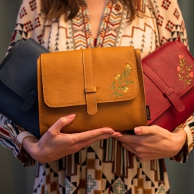 Delikatność w każdym detalu ✨
.
Torebka skórzana na ramię wykonana z najwyższej jakości skóry licowej zachwyca subtelnym, kwiatowym haftem na klapie. 
.
Elegancka, kobieca i praktyczna - posiada wygodne zapięcie na magnes oraz dodatkową zewnętrzną kieszonkę na zamek, idealną na drobiazgi.
.
Dostępna w kilku wyjątkowych wariantach kolorystycznych, dzięki czemu dopasujesz ją idealnie do swojego stylu 🌸👜
.
Słoń Torbalski | Galanteria skórzana | Polska marka | Torebka | Ponadczasowość 
#SłońTorbalski
.

#torebka #galanteriaskórzana #polskamarka #ponadczasowośc #trwałość #modelka #modadamska #akcesoriaskórzane #dodatki #stylizacja #fashion #style #trendy