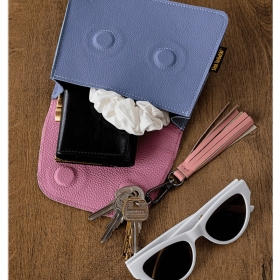 W odpowiedzi na pytanie... 
.
W torebce IDA zmieścisz wszystko, co najważniejsze na co dzień - klucze, okulary, mały portfel oraz drobne niezbędniki! 👜
.
Mała, poręczna i zawsze pod ręką 🐘✨
#SłońTorbalski 
.
#galanteriaskórzana #skóranaturalna #handmade #colors