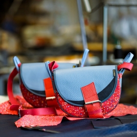 Freshman 👜🥰
.
Zastanawiałaś się kiedyś, komu mogłaby sprawić największą radość jako prezent? 🎁 
.
Może to właśnie idealny moment, by podarować komuś nie tylko piękny dodatek, ale też praktyczny element codzienności? 
.
Kogo widzisz z tą torebką u boku? 💭❤️👜
#SłońTorbalski 
.
#bag #galanteriaskórzana #skóranaturalna #handmade