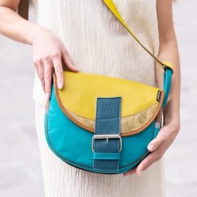Komfort kontra moda? 
Wybieramy jedno i drugie! ✌️😎

Jeśli coraz bardziej cenisz rzeczy, które po prostu działają, a przy tym wyglądają obłędnie – model Freshman Mini skradnie Twoje serce💛

Połączenie energetycznej żółci, turkusu i złotego akcentu to idealny sposób na podkręcenie każdego looku☀️ 

Łap swój egzemplarz, zanim zniknie! 💋

#SlonTorbalski #FreshmanMini #ColorfulBag #LeatherBag #OOTDpl #StreetStyle #YellowVibe