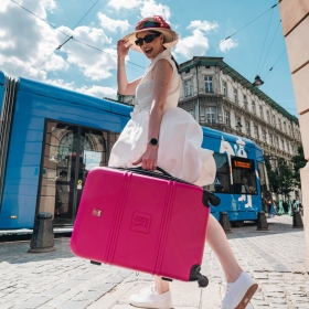 Gotowi na kolejne przygody? ✈️🌴

Wakacyjne walizki od Słonia Torbalskiego to idealny towarzysz każdej podróży 🧳✨ Niezależnie czy planujesz szybki city break, czy dłuższy urlop nad morzem 🌊 - styl i wygoda zawsze jadą z Tobą 💼

Spakuj marzenia i ruszaj w drogę 🌍💫

#SłońTorbalski #walizkawakacyjna #podróże #urlop #gotowinanawyjazd