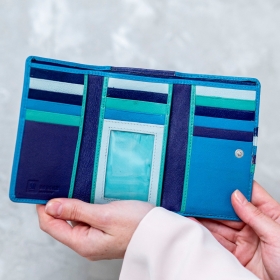 Odważ się na kolor 💙✨

Niebieski portfel skórzany to stylowy dodatek, który przyciąga spojrzenia i dodaje pewności siebie 💫

Kompaktowy, a jednocześnie niezwykle pojemny - idealny na co dzień 👜🔑
Funkcjonalny układ i kolorowe wnętrze sprawiają, że wszystko masz zawsze pod ręką 💳👌

#SłońTorbalski #portfeldamski #skorzanedodatki #stylowokazdegodnia #modowewybory