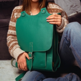 Co powiecie na plecak w kolorze butelkowej zieleni? 💚🎒
Tak czy nie?
.
Dajcie znać w komentarzach! 🥰
.
Model: Karol
#SłońTorbalski 
.
#galanteriaskórzana #plecakskórzany #fashion #polskamarka