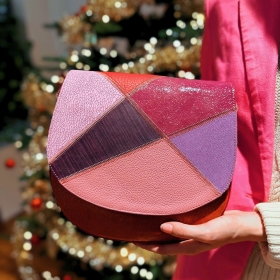 Świąteczny klimat jeszcze z nami! ✨
.
2 stycznia to ten moment, gdy choinka wciąż błyszczy, a my powoli wchodzimy nowy rytm codzienności! 🥰
.
W takiej scenerii idealnie odnajduje się torebka Mała Zu od Słonia Torbalskiego 👜
Klasyczna, wygodna i stworzona na długie zimowe spacery oraz powroty do miejskich planów.
.
Zuza łączy ciepło świątecznych chwil z funkcjonalnością, która zostaje z nami na cały rok 🥰
.
Niech ten nowy początek będzie stylowy i dobrze zorganizowany 🤍👜
#SłońTorbalski
.
#galanteriaskórzana #torebkaskórzana #skóranaturalna #polskamarka