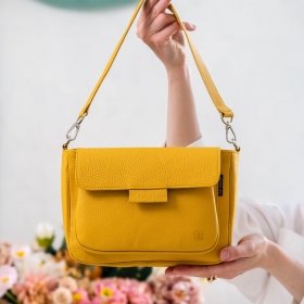 Ta żółta torebka Anna to definicja wiosny 💛🌼

Delikatna, świeża i pełna energii - idealnie wpisuje się w klimat Świąt Wielkanocnych 🐣✨
Dodaje stylizacji lekkości i koloru, a przy tym jest niesamowicie praktyczna.

To właśnie ten model, który podkręci każdą świąteczną stylizację - od eleganckiej sukienki po bardziej casualowy look 🌿

Gotowa na Wielkanoc w najlepszym stylu? 💛

#wielkanoc #eastervibes #springlook #torebka #modadamska