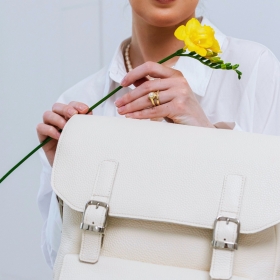 Wiosna to idealny moment na lekkie, jasne dodatki 🌸
Kremowy skórzany plecak TEOFILA łączy elegancję z funkcjonalnością, doskonale uzupełniając wiosenne stylizacje. Stylowy, ponadczasowy i gotowy na każdy dzień.

Powitaj wiosnę z klasą ✨
#SłońTorbalski 

#galanteriaskórzana #plecak #dodatkinawiosnę #skorzaneakcesoria