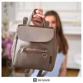🐘🎒 Zoya od Słonia Torbalskiego
.
Plecak Zoya to połączenie ponadczasowego stylu i codziennej wygody. 
.
Wykonany z wysokiej jakości skóry, sprawdzi się zarówno w miejskim rytmie, jak i podczas krótkich wyjazdów. 
.
Przemyślana forma, funkcjonalne kieszenie i solidne detale czynią go niezawodnym towarzyszem na każdy dzień 🎒
.
Zoya to wybór dla tych, którzy cenią komfort, trwałość i klasyczny design. ✨
#SłońTorbalski 
.
#galanteriaskórzana #handemade #polskamarka #skóranaturalna
