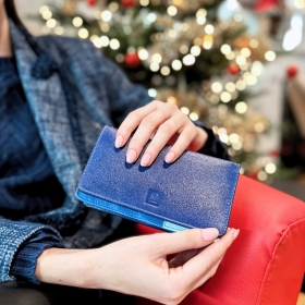 Szukasz eleganckiego i oryginalnego prezentu pod choinkę? 🎄💙 
.
Nasz niebieski skórzany portfel to klasyka w nowoczesnym wydaniu – stylowy, praktyczny i idealny dla tych, którzy cenią detale. ✨ 
#SłońTorbalski 
.
#prezentświąteczny #elegancja #stylowyportfel #galanteriaskórzana #niebieskiportdel #akcesoriaskórzane #choinka