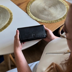 Klasyka, która nigdy nie wychodzi z mody 🖤

Czarny, klasyczny portfel Słonia Torbalskiego to połączenie elegancji i funkcjonalności 🥰

Naturalna skóra, ponadczasowy design i praktyczne wnętrze sprawiają, że to idealny wybór na co dzień – zarówno do torebki, jak i do kieszeni marynarki 😍

Minimalizm. Styl. Trwałość.
#SłońTorbalski 

#KlasycznaElegancja #SkórzanyPortfel #PonadczasowyStyl #Portfel