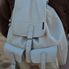 Miejski luz w eleganckim wydaniu? O tak! 🤍🎒

Skórzany plecak Klemens to idealny towarzysz na co dzień. Praktyczny, pojemny, niesamowicie przyjemny w dotyku i w pięknym, jasnym kolorze, który pasuje do wszystkiego. Ręczna robota i styl, który nigdy nie wychodzi z mody. ✨

Sprawdź model Klemens na naszej stronie (link w Bio)!

#plecakszkorzany #klemens #plecak #leatherbackpack #retrostyle #codziennystyl #dodatkimiejskie #skóranaturalna #instafashion