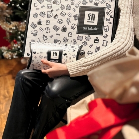 Szukasz idealnego prezentu na Mikołajki albo coś wyjątkowego pod choinkę? 🎁✨
.
Zapraszamy do Słonia Torbalskiego, gdzie czeka na Was pełna magia rzemiosła – od stylowych torebek i plecaków, po piękne, skórzane drobiazgi, które wywołują uśmiech od razu po rozpakowaniu! 🥰
.
Wpadnij, zainspiruj się i znajdź prezent, który będzie towarzyszyć bliskiej osobie przez lata. 🎄💛
Święta zaczynają się od dobrych wyborów… a te najlepsze znajdziesz u Słonia 🐘✨
#SłońTorbalski 

.

.

.
#mikołajki #święta #pomysłnaprezent #prezent #dlaniej #dlaniego #torebka #portfel #piórnik #galanteriaskórzana #skóranaturalna #polskamarka #polishbrand #fashion #style #trendy #red #winter #zimna #polska