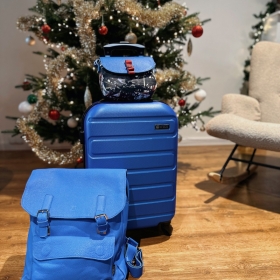 Niebo na Święta? 🌌💙 
.
Nasz niebieski zestaw idealny na każdą okazję – walizka, plecak i torebka w jednym odcieniu marzeń! 🎁✨ 
Który element jest Waszym faworytem? 
#SłońTorbalski
.
#galanteriaskórzana #skóranaturalna #torebka #plecak #niebieskizestaw #prezentnaświęta #prezentpodchoinkę