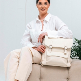 Wiosna to czas lekkości, świeżości i jasnych kolorów 🌿☁️🤍

Kremowy plecak Teofila idealnie wpisuje się w ten klimat - subtelny, stylowy i niezwykle praktyczny 🎒✨

Pojemny, wygodny i dopracowany w każdym detalu, sprawdzi się zarówno na co dzień, jak i podczas wiosennych wyjść 🌸💫

Dodaj swoim stylizacjom odrobinę elegancji i ciesz się modą każdego dnia 🤍🌷

#SłońTorbalski #wiosennystyl #plecakskorzany #codziennastylizacja #modoweinspiracje