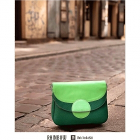 ✨ Torebka damska skórzana Rainbow – styl, elegancja i kolor, który przyciąga spojrzenia! 💚
.
Wyjątkowa torebka z zielonej, naturalnej skóry to połączenie klasy i nowoczesnego designu. 
.
Geometryczne zdobienia nadają jej charakteru, a świeży, głęboki odcień zieleni doda życia każdej stylizacji – od codziennego looku po elegancki outfit. 🌿
.
Praktyczna i stylowa: 
-Mieści format A5,
-Ma kieszonki wewnętrzne,
-Dodatkową kieszeń pod klapą, dzięki czemu wszystko, czego potrzebujesz, masz zawsze pod ręką, 
-Regulowany pasek (do 150 cm),
-Zapięcie na magnes, zapewnia komfort i bezpieczeństwo noszenia.
.
💫 Torebka Rainbow to detal, który sprawi, że Twoja stylizacja nabierze wyjątkowego blasku!
#SłońTorbalski
.
#torebkadamska #skórzanatorebka #zielonatorebka #stylielegancja #modnapolska #rainbowbag #kolorwdodatkach #fashiondetails #galanteriaskórzana #skóranaturalna #green #greenbag #jesień #autumn #polskamarka #polishbrand