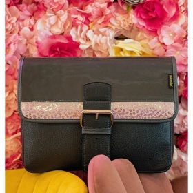 Miłość do detali! 💖
.
Popielata skórzana listonoszka z lakierowaną klapą i subtelną różową wstawką to idealne połączenie elegancji i romantycznego vibe’u. ✨
.
Bezpieczna po zmroku dzięki elementom odblaskowym, a w środku- wszystko na swoim miejscu. 
.
Bo w walentynki (i nie tylko) warto zakochać się w funkcjonalności 💕🐘
.
Model: Student
#SłońTorbalski 
.
#walentynkowystyl #modneakcesoria #detalemałejmiłości #torbkanarandke