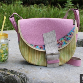 Energetyczna, radosna i absolutnie wyjątkowa! 🩷💛✨
Nasza skórzana piękność Freshman mini z unikalnymi wstawkami to idealny dodatek na lato. Ożywi każdy look i zmieści wszystkie najpotrzebniejsze skarby. Kto z Was ma już na nią ochotę? 🥰
📍 Sprawdź nasze skórzane nowości i klasyki (link w Bio).
#freshmanmini #torebka #skóranaturalna #kolorowatorebka #lato2026 #summerstyle #ootd #modapolska #dodatki #torebkidamskie #instafashion