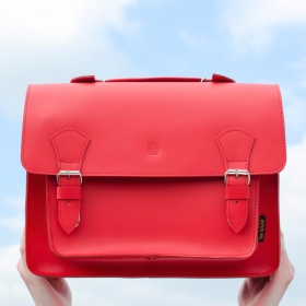 Czerwona, skórzana listonoszka A4 Dalia to połączenie elegancji i praktyczności, które doda charakteru każdej stylizacji. 🥰🥰

Intensywna czerwień podkreśli Twoją pewność siebie i sprawi, że wyróżnisz się w tłumie - niezależnie od okazji! ❤👜

Sięgnij po styl, który przyciąga spojrzenia i czuj się pięknie każdego dnia ✨

#SłońTorbalski #wiosennystyl #czerwonatorebka #stylowakobieta #wiosnainspiracje